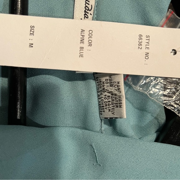 This brand new Claudia Richard comes in a size medium and blue in colour - Picture 9 of 9